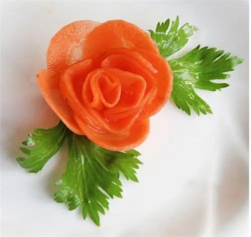 三,心里美萝卜花【材料】萝卜1个,牙签2根【步骤】1,准备好萝卜和刀.