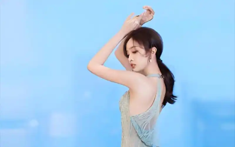 【吴宣仪】性感不是骚,狐狸不是妖,透视装蓝色礼服红毯秀.