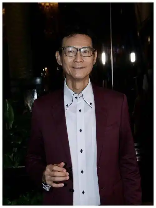 原创72岁郑少秋近照曝光皱纹增多皮肤松弛略显老态