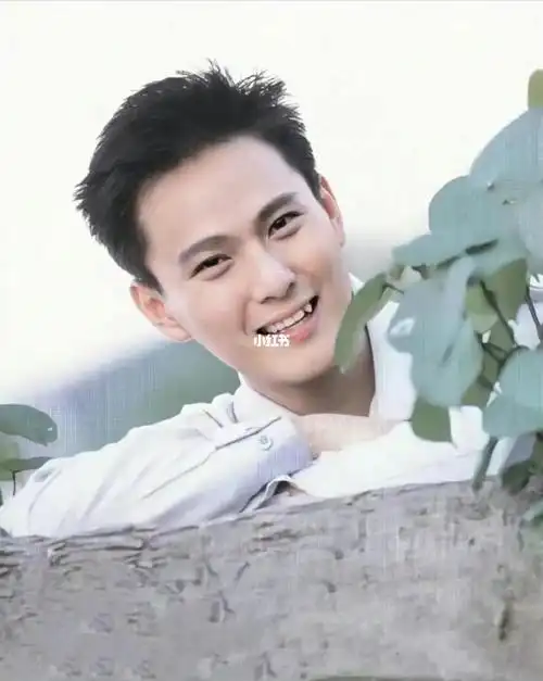 还是短发显的精神些#张信哲