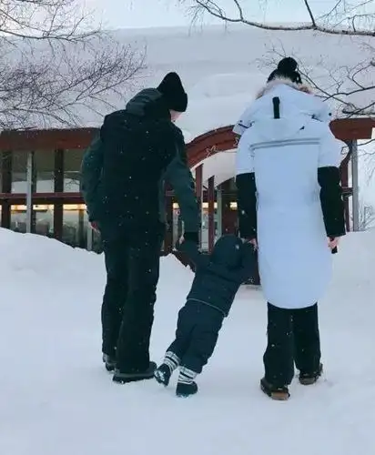 黄晓明baby牵小海绵雪地蹒跚学步背影照 小海绵长大了