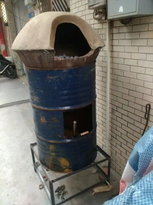 p>烧饼炉子:它由烘烤箱,操作台和移动轮体三个部分焊接而成,烘烤箱炉