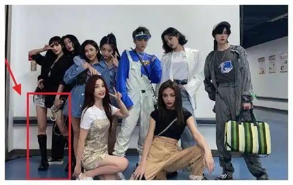 the9超级秀后台采访生图,刘雨昕c位担当,孔雪儿小粗腿引热_表演_妹妹