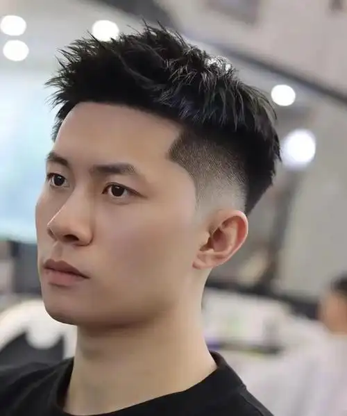 男士飞机头是一种时尚和流行的发型,适用于不同类型的头发和脸型.