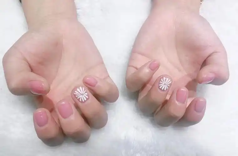 推荐春天流行的小花美甲,太美了!_图案