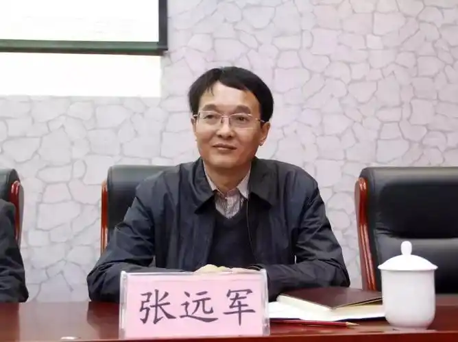 (人事处处长张远军宣布聘任决定)