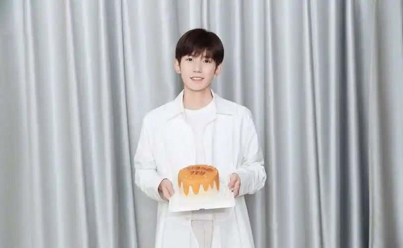 王源假装吃糖葫芦,被工作室无情拆穿,而我却只注意到他的颜值!