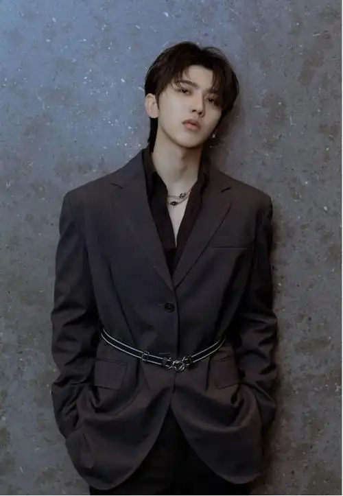 蔡徐坤的品味也太好了黑色内搭披件蓝色大衣身材堪比男模