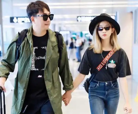 而除了上述的那些之外,最近这两天,多多又因为"早恋与男友不雅照","被