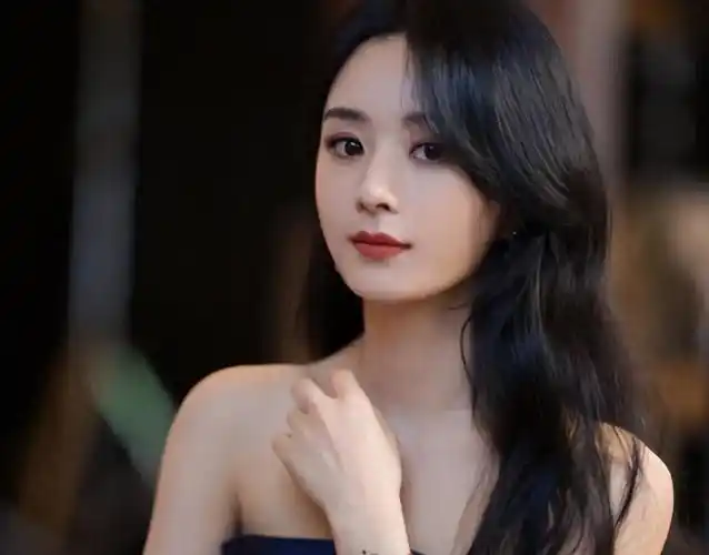 赵丽颖晒黑色吊带照片颜值美绝了