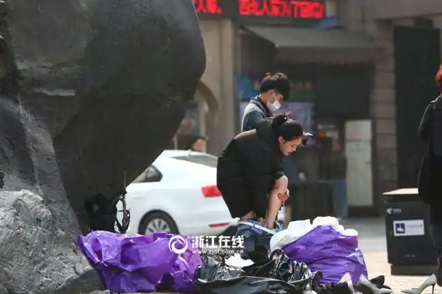 杭州网模拍摄样照 美女当街脱裤换衣