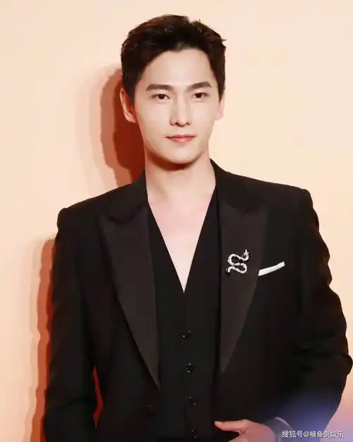 杨洋穿西装真迷人拍摄落日光感写真尽显绅士风度不愧是校草