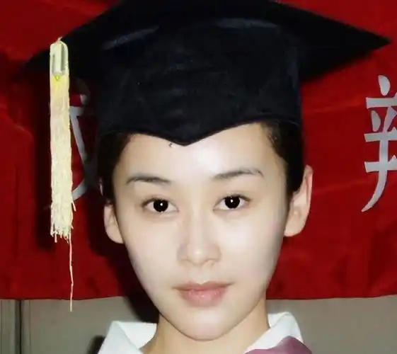 她是靳东的绯闻女友,和刘亦菲是同学,曾经美丽却整容变尖酸刻薄_周扬