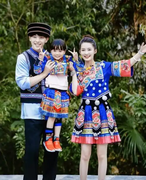 无意间看到了一组照片,邓伦身穿傣族服饰,站在旁边的还有李沁,还有