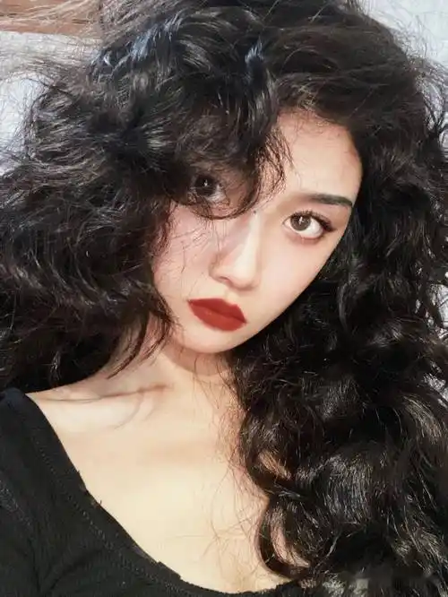 复古港风烫发女孩年底烫发约起来