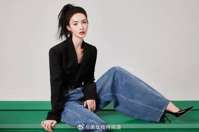 金晨高马尾复古牛仔裤霸气开拍 细瘦高跟衬优越身材__财经头条