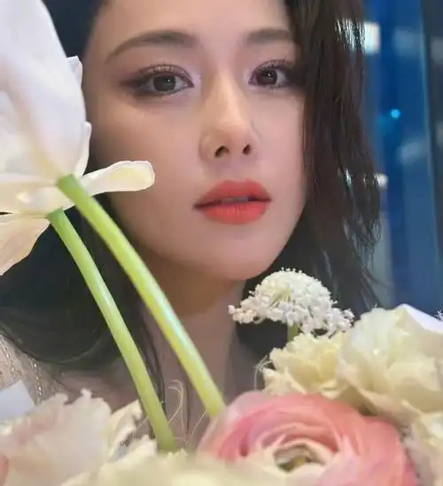 演员张馨予分享自己遇到卖血橙的热心大爷提醒她没必要买贵的