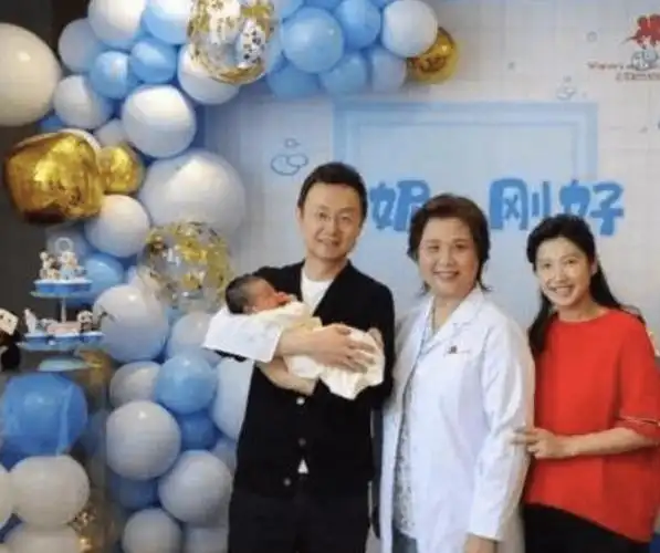 原创43岁央视主播刚强喜得爱子,妻子竟是北京卫视当家花旦的她