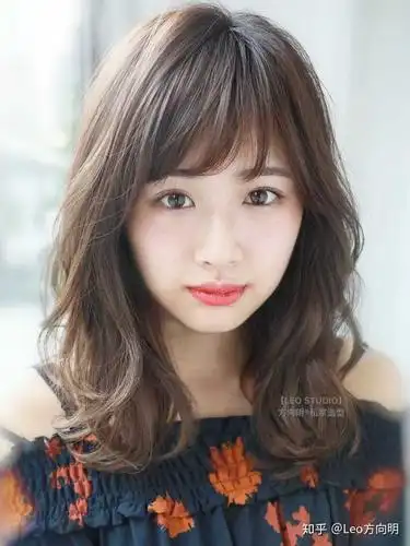 板栗色波纹烫中长发造型