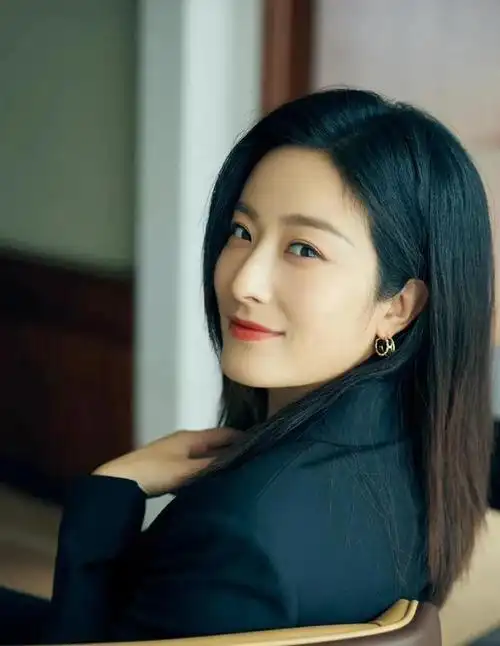 尽管如此,徐百慧依旧沉浸在戏剧的世界中,她的生活平