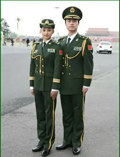 陆军迷彩服左边手臂上的小红方块是什么意思?