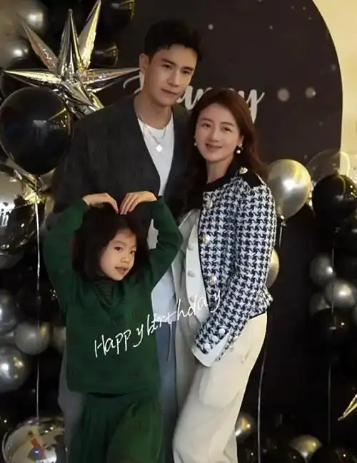 小李琳为老公经超庆38岁生日当众拥吻一家人甜蜜合影羡煞旁人