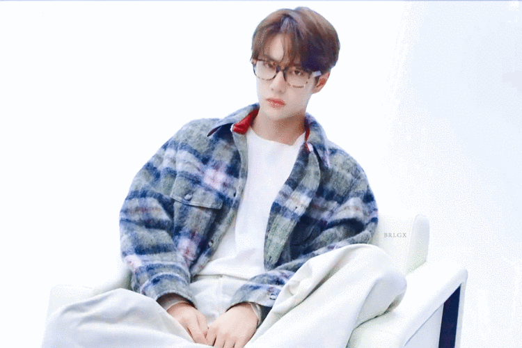 时尚芭莎九月下别册拍摄花絮 截修 @uniq-王一博真的好好看哦 cr:白日