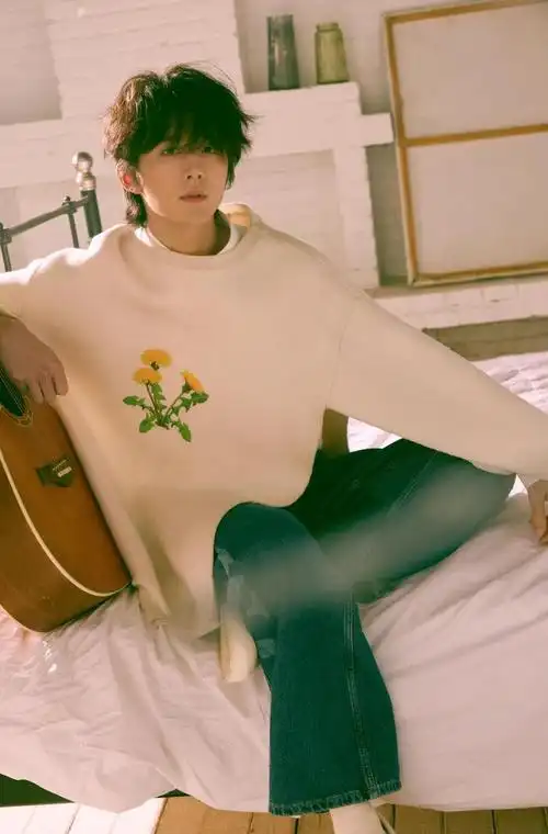 张新成生日大片9615白色印花长袖 卷发