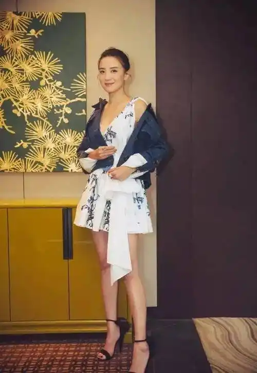 原创宋佳终于不藏了故意穿小码抹胸裙撑凹凸感蜂腰真迷人