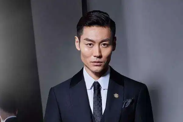 时诗的四任男朋友是谁中性风格是男是女