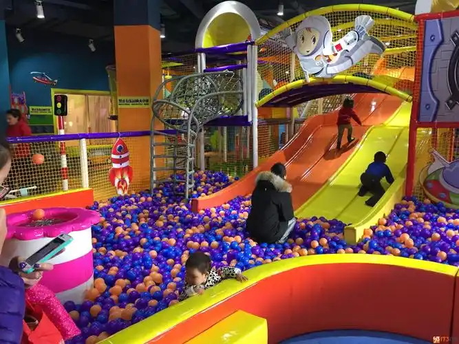 商场里面儿童游乐园得投资多少钱(商场里小型游乐园大概多少万)