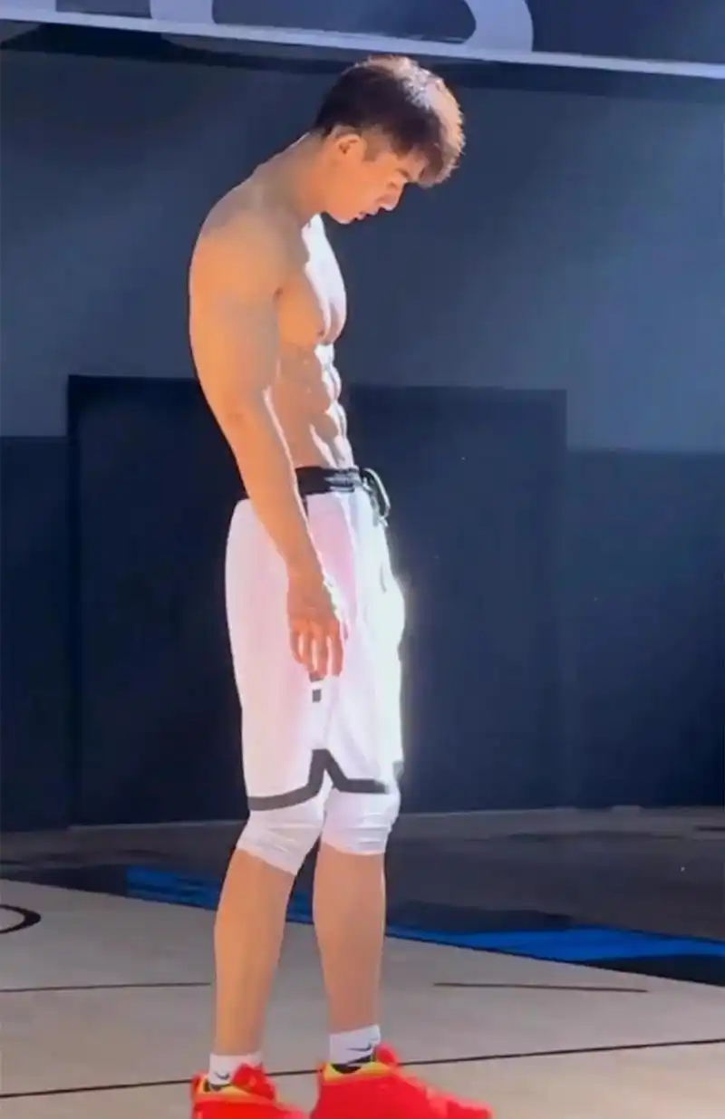 腹肌坚硬得发光,这位高挑倒三角腱子肉小哥可吗?