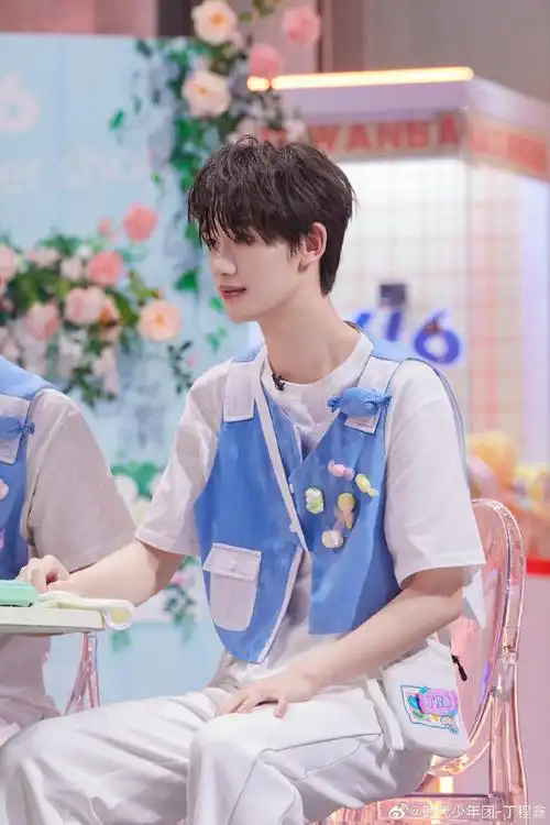清爽帅气,衣服上的糖果装饰好可爱~@时代少年团-丁程鑫