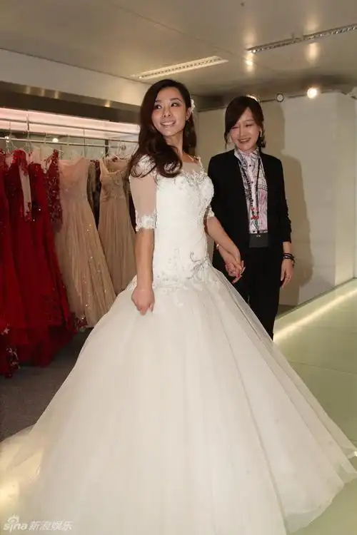 组图:刘璇开心试婚纱 薛佳凝莫慧兰任伴娘_高清图集_新浪网