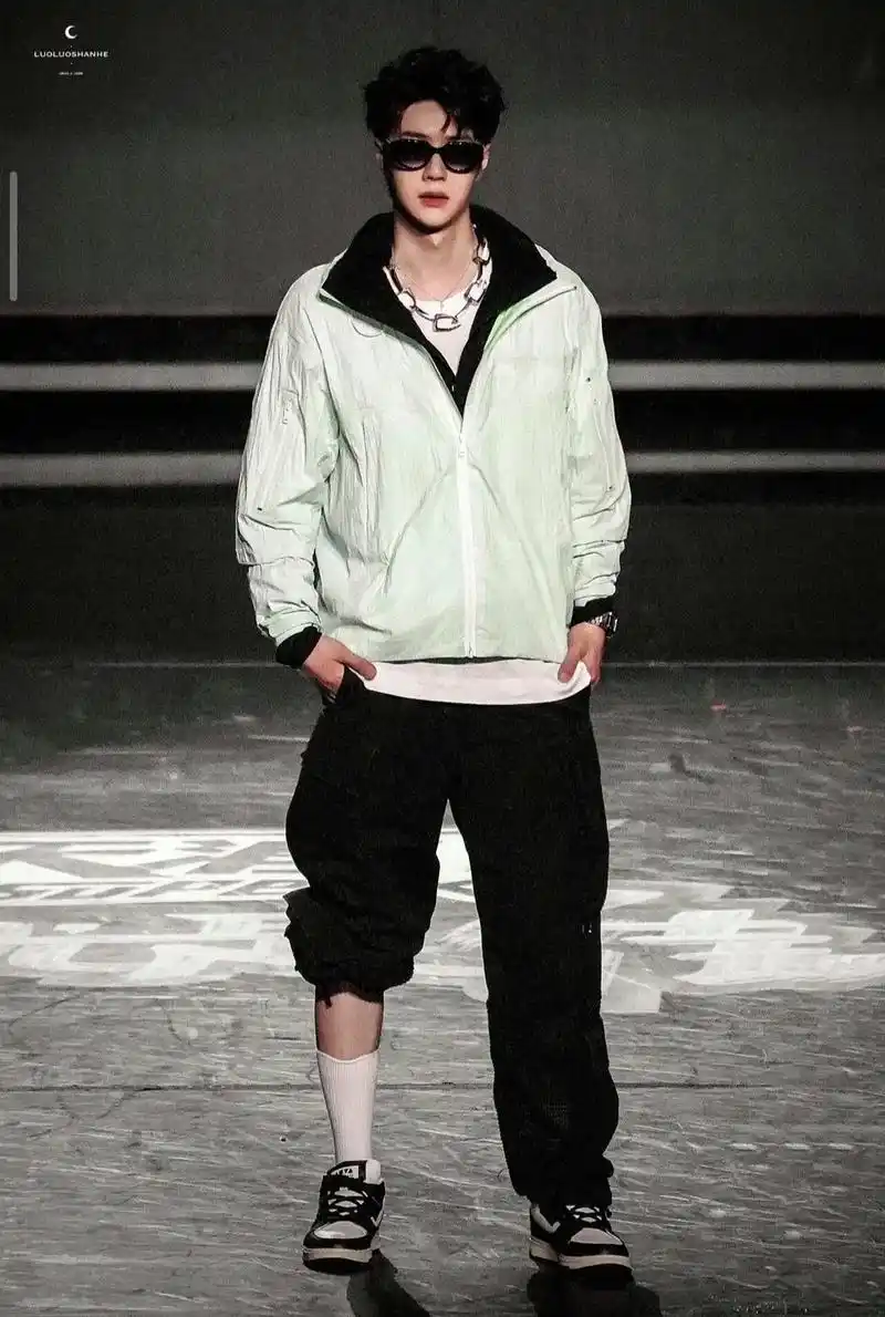 谁懂博子哥这种穿搭啊!期待时装周的服装!#王一博 # - 抖音