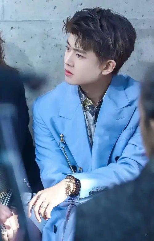 回应: 请问姐妹们有木有任嘉伦现代装的无水印的图片