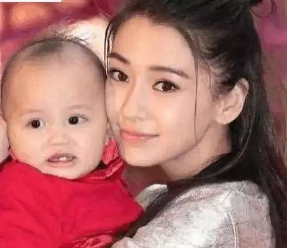 杨颖儿子的正面照曝光,看到相片那一刻,网友调侃:长大还得了?