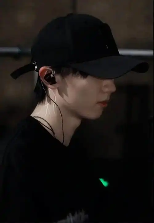 马嘉祺侧颜##马嘉祺白衬衫领带