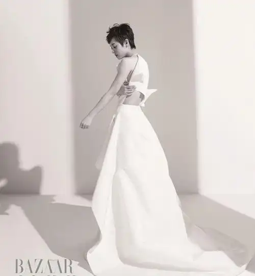 孙俪化身时尚icon登封面 身材窈窕侧脸迷人