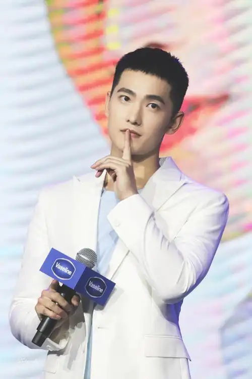 可甜可盐 又a又飒 硬朗帅气的寸头咩～@杨洋