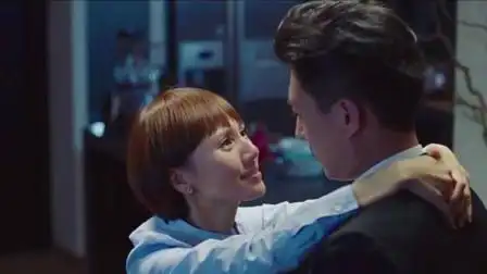 靳东,袁泉牵手深情对唱情歌,甜蜜依偎,网友直呼真的在一起了吗