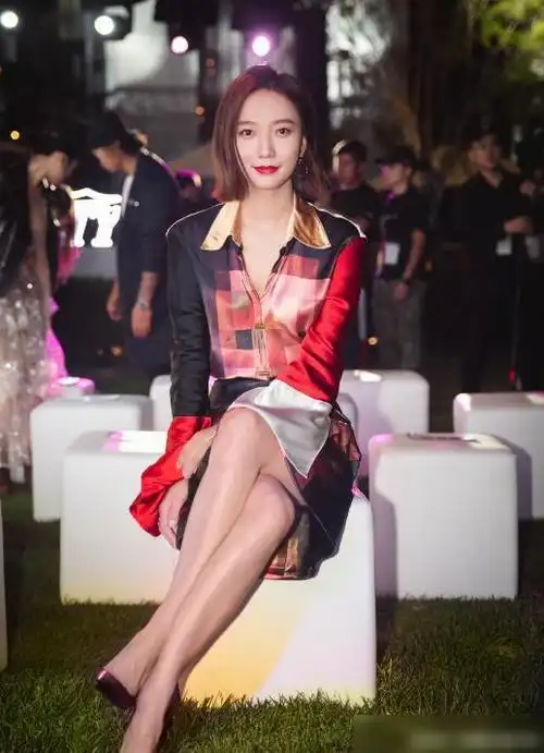 王珞丹又亮相活动穿一身黑色裙装配高跟鞋气质清新脱俗