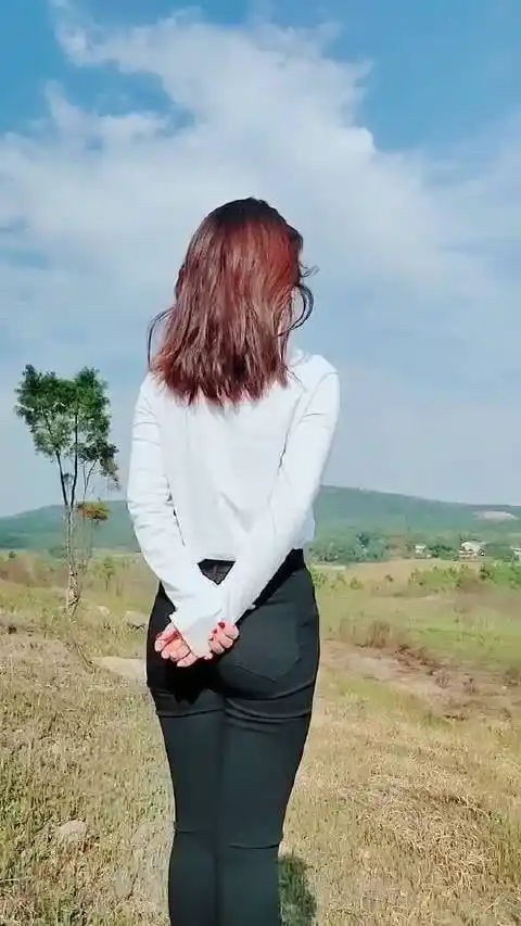 看背影,我就知道这个姑娘不简单!