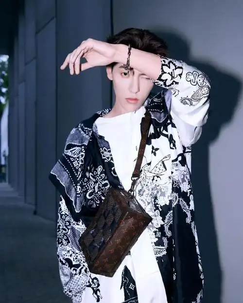 wow#220817【王子异ins】@王子异文案:louisvuitton帅气的lv9699