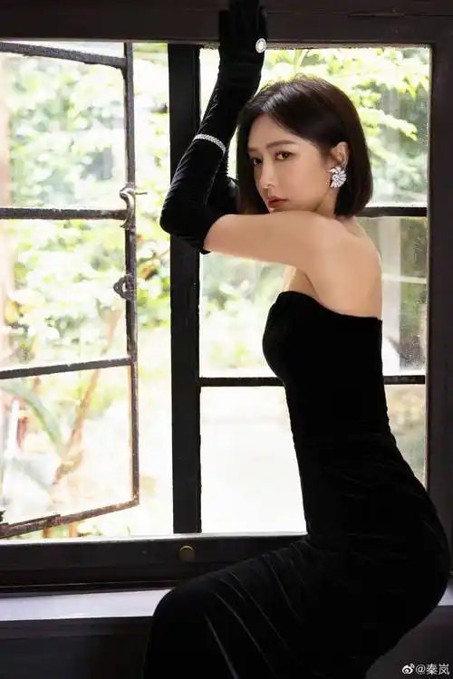 秦岚身穿中空黑裙大秀事业线!肤白貌美魔鬼身材性感火辣