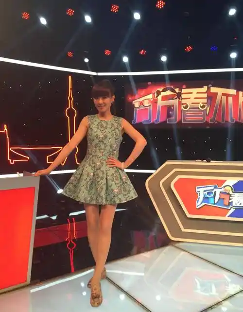 原创东方卫视万蒂妮长相甜美口碑又好原来她嫁给了自己的小学同学