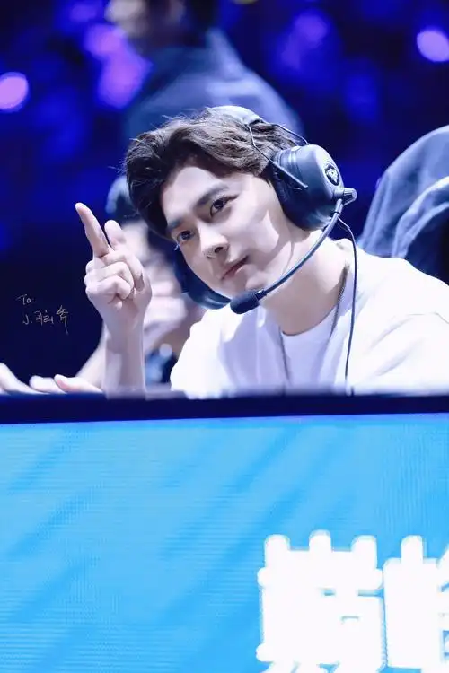 挑战每天按相册顺序发一张李易峰的照片##园园不断