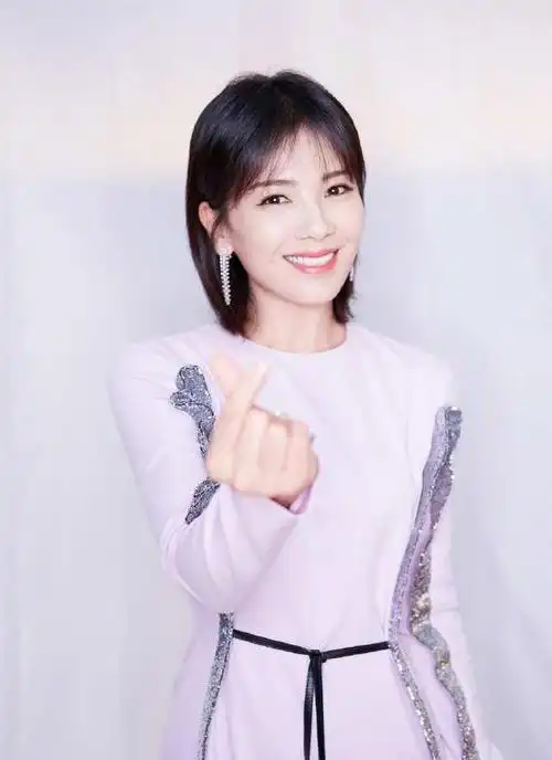 1,四五十岁的女人别留长卷发了,推荐这5款短发,气质又减龄