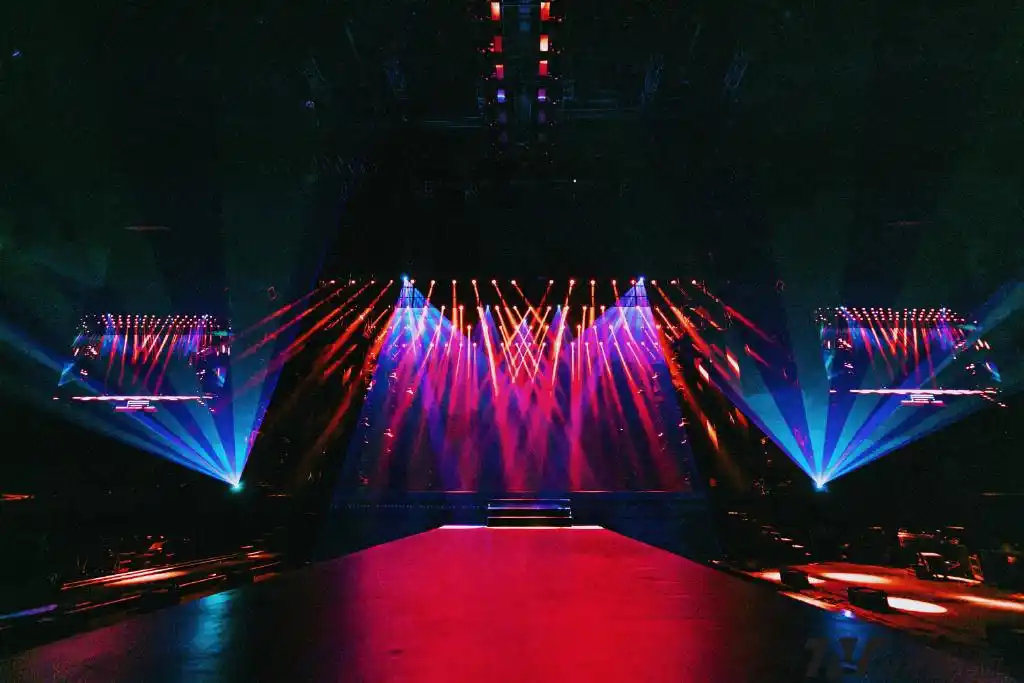 时代少年团周年演唱会舞美公开 灯光和舞台准备就绪,等待主角按时发光