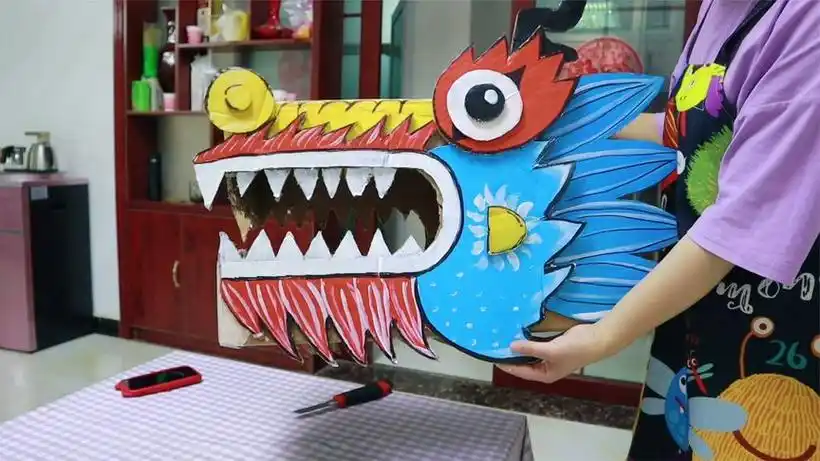 旧纸箱手工改造龙头装饰,还能套在头上玩,小朋友争着戴